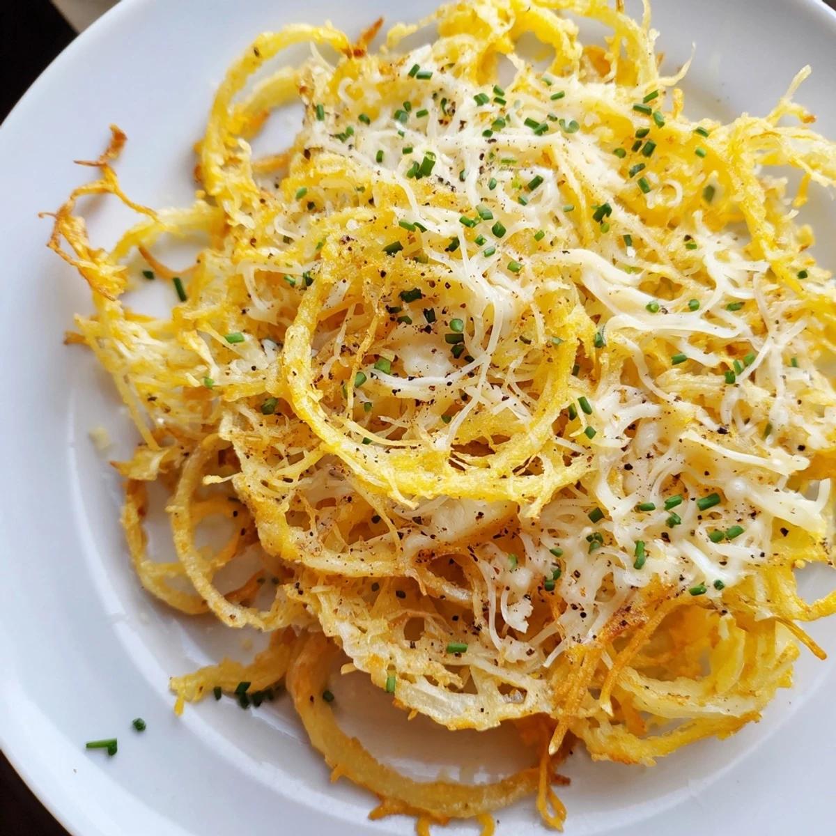 Air-fried crispy, golden onion and cheese chips: a delicious, low-carb snack ready to enjoy.